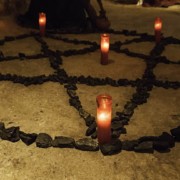 rituels tracé au sol avec des cailloux
